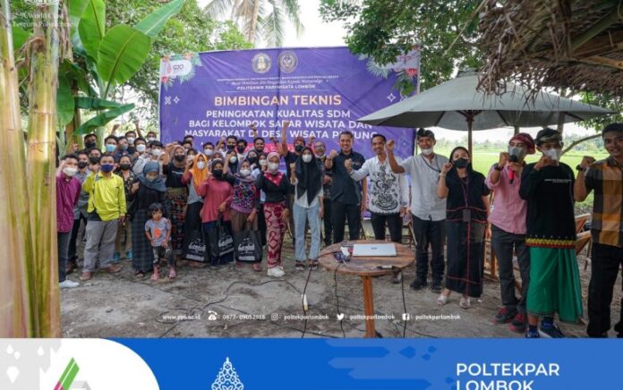 Poltekpar Lombok Gelar Bimtek Peningkatan Kualitas SDM Pariwisata di Desa Puyung