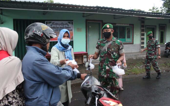 Kodim 1620/Lombok Tengah Berbagi Takjil Gratis di Bulan Suci Ramadhan