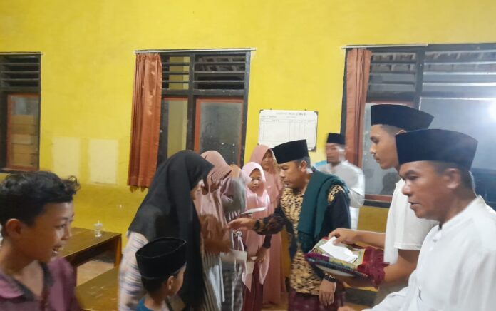 Dewan Lombok Tengah Lalu Muhibban Safari Ramadan, Santuni Anak Yatim di Desa Pejanggik