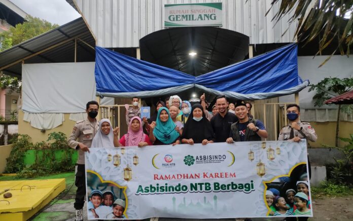 Asbisindo dan NTB Care Bagikan Takjil Gratis di Rumah Singgah Gemilang RSUD Provinsi NTB