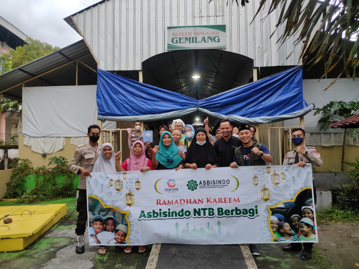 Asbisindo dan NTB Care Bagikan Takjil Gratis di Rumah Singgah Gemilang RSUD Provinsi NTB