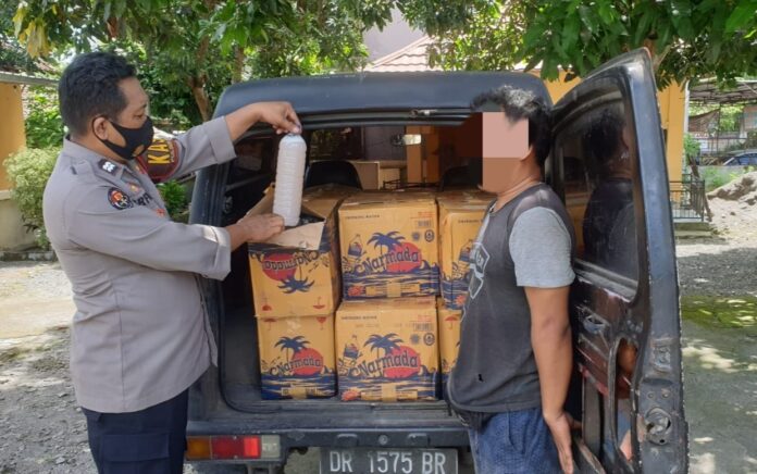 Jelang Bulan Suci Ramadhan, Polsek Praya Timur Amankan 306 Liter Tuak