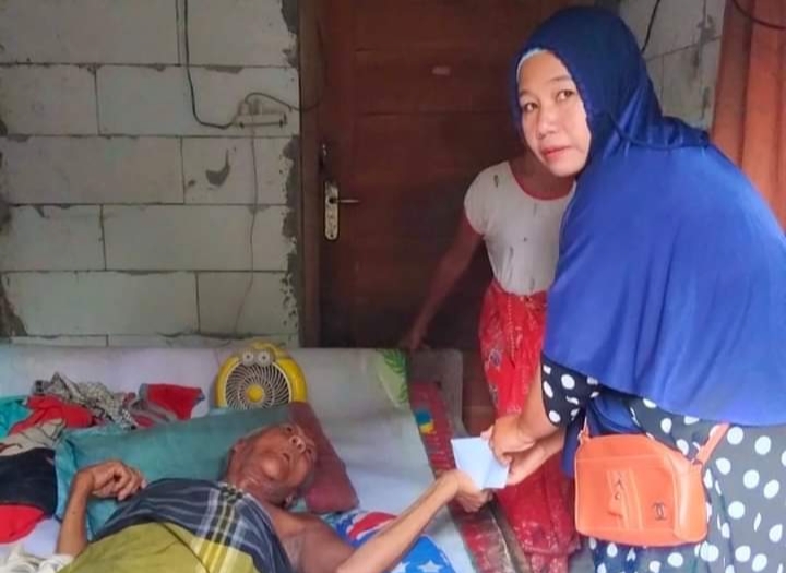 Tak Sanggup ke Kantor Desa Karena Sakit, Pemdes Senggigi Datangi Rumah Warga Serahkan BLT-DD