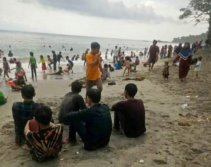 Rayakan Lebaran Ketupat, Wisatawan Padati Pantai Kerandangan