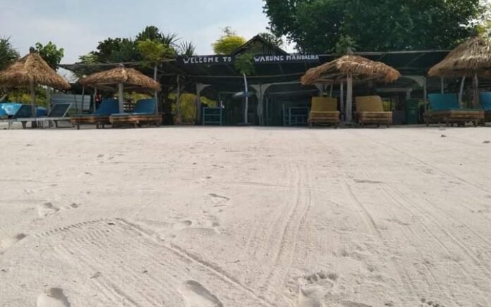 Warung Mandalika Seafood, Tempat Santai Rekomended di Pantai Tanjung Aan Lombok