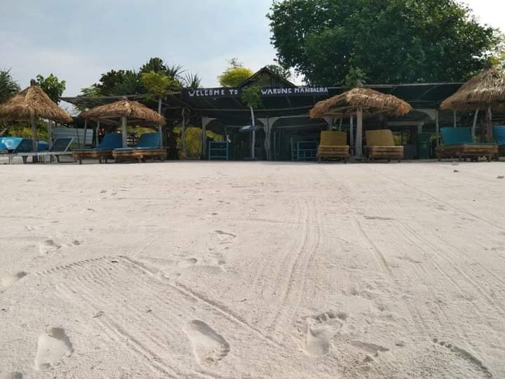 Warung Mandalika Seafood, Tempat Santai Rekomended di Pantai Tanjung Aan Lombok