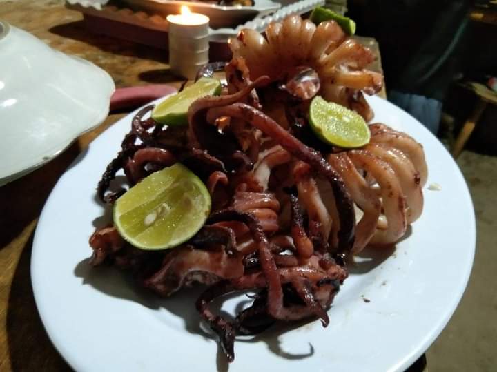 Warung Mandalika Seafood, Tempat Santai Rekomended di Pantai Tanjung Aan Lombok