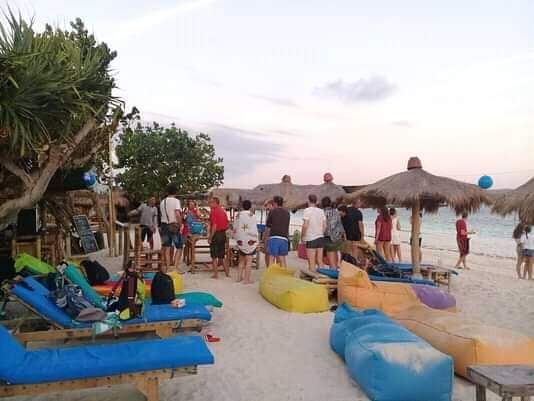 Warung Mandalika Seafood, Tempat Santai Rekomended di Pantai Tanjung Aan Lombok