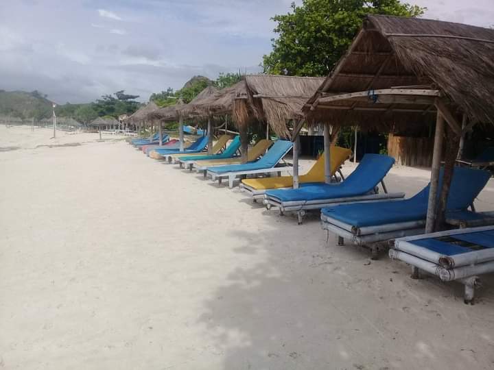 Warung Mandalika Seafood, Tempat Santai Rekomended di Pantai Tanjung Aan Lombok