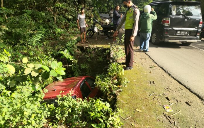 Kecelakaan: Sebuah Mobil Terperosok Kedalam Selokan di Pusuk Lombok Utara