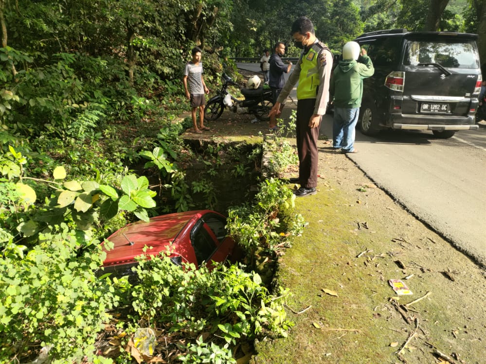 Kecelakaan: Sebuah Mobil Terperosok Kedalam Selokan di Pusuk Lombok Utara