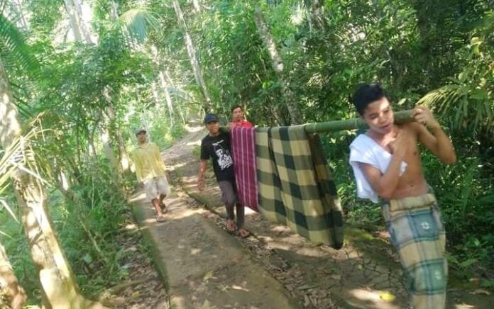 Akses Jalan Kurang Memadai, Warga Dusun Bunut Boyot Gotong Pasien Menuju Puskesmas