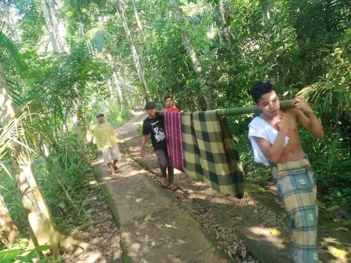 Akses Jalan Kurang Memadai, Warga Dusun Bunut Boyot Gotong Pasien Menuju Puskesmas