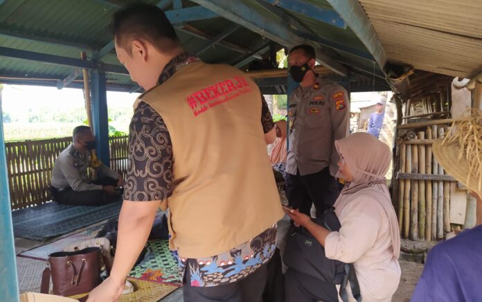Cegah Penyebaran PMK, Polres Bersama Dinas Pertanian dan Peternakan Cek Pasar Hewan di Lombok Tengah