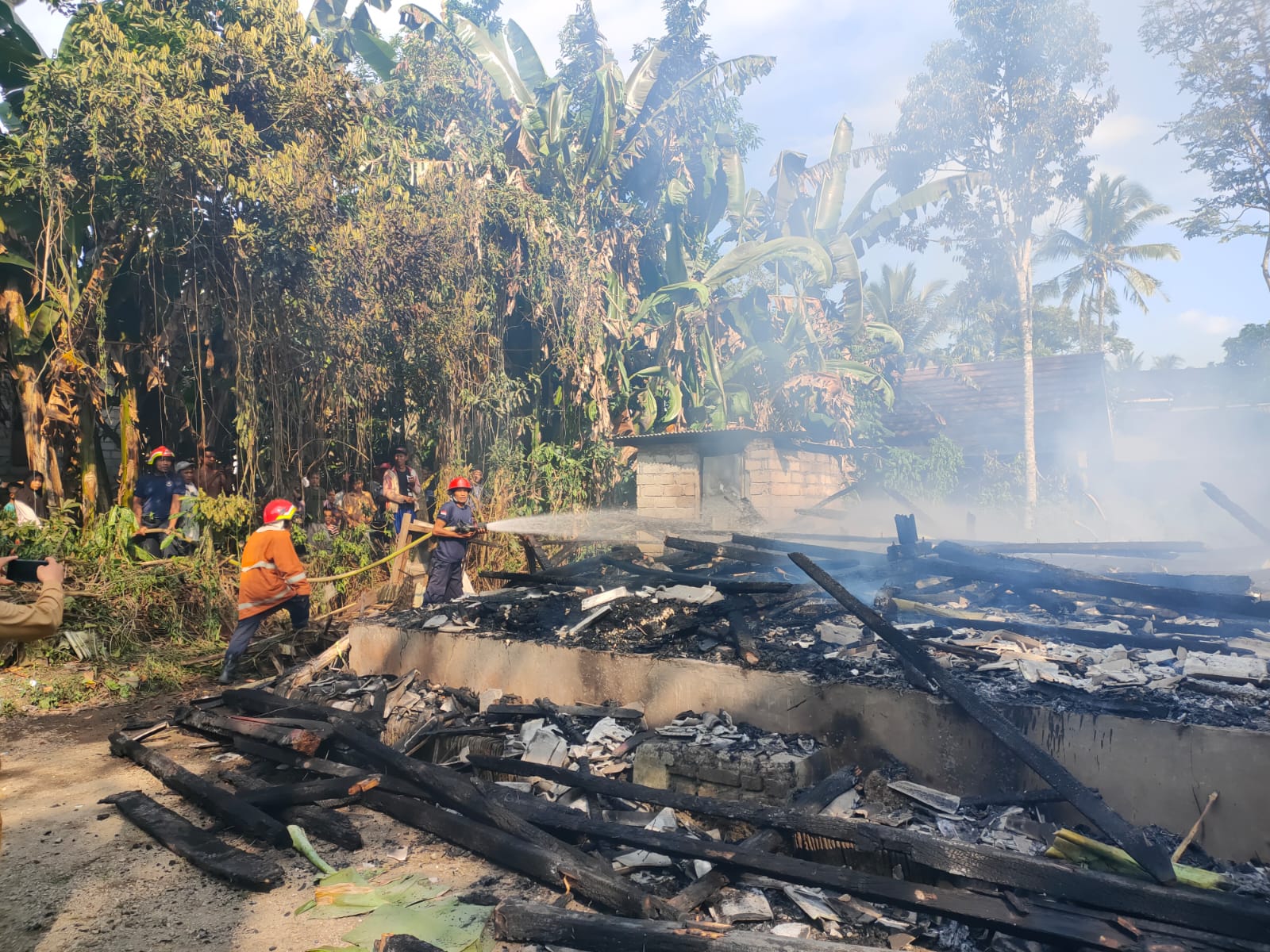 Diduga Korsleting Listrik, Satu Rumah di Lombok Tengah Hangus Terbakar