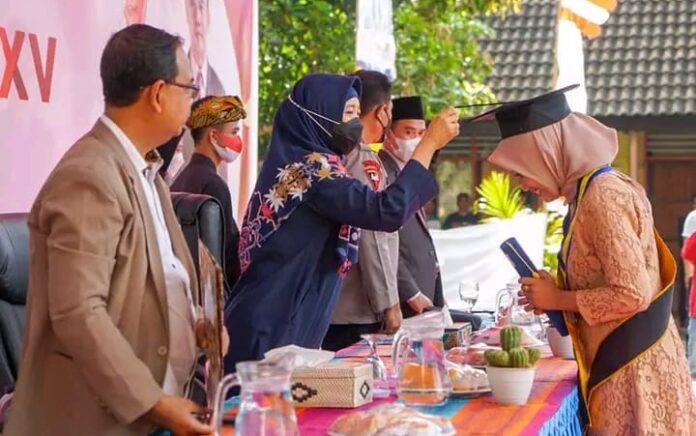 Hadiri Acara Wisuda SMK Negeri 1 Praya, Ini Pesan Ummi Rohmi