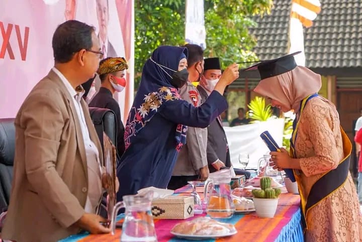 Hadiri Acara Wisuda SMK Negeri 1 Praya, Ini Pesan Ummi Rohmi