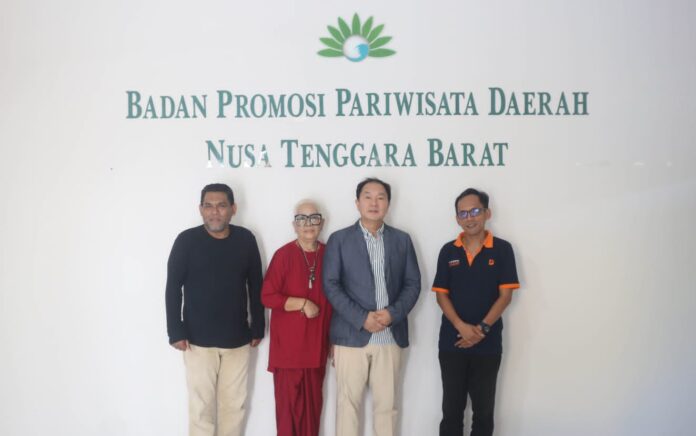 Kunker di KEK Mandalika, Presiden Jokowi Beli Spatu Produk UMKM Lokal NTB