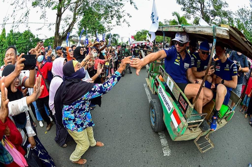 Masyarakat Sumbawa Tumpah Ruah, Saksikan Pebalap MXGP Naik Dokar