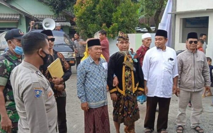 Kenakan Pakaian Adat Sasak, Bukri Daftarkan Diri Jadi Calon Kades Tanak Beak