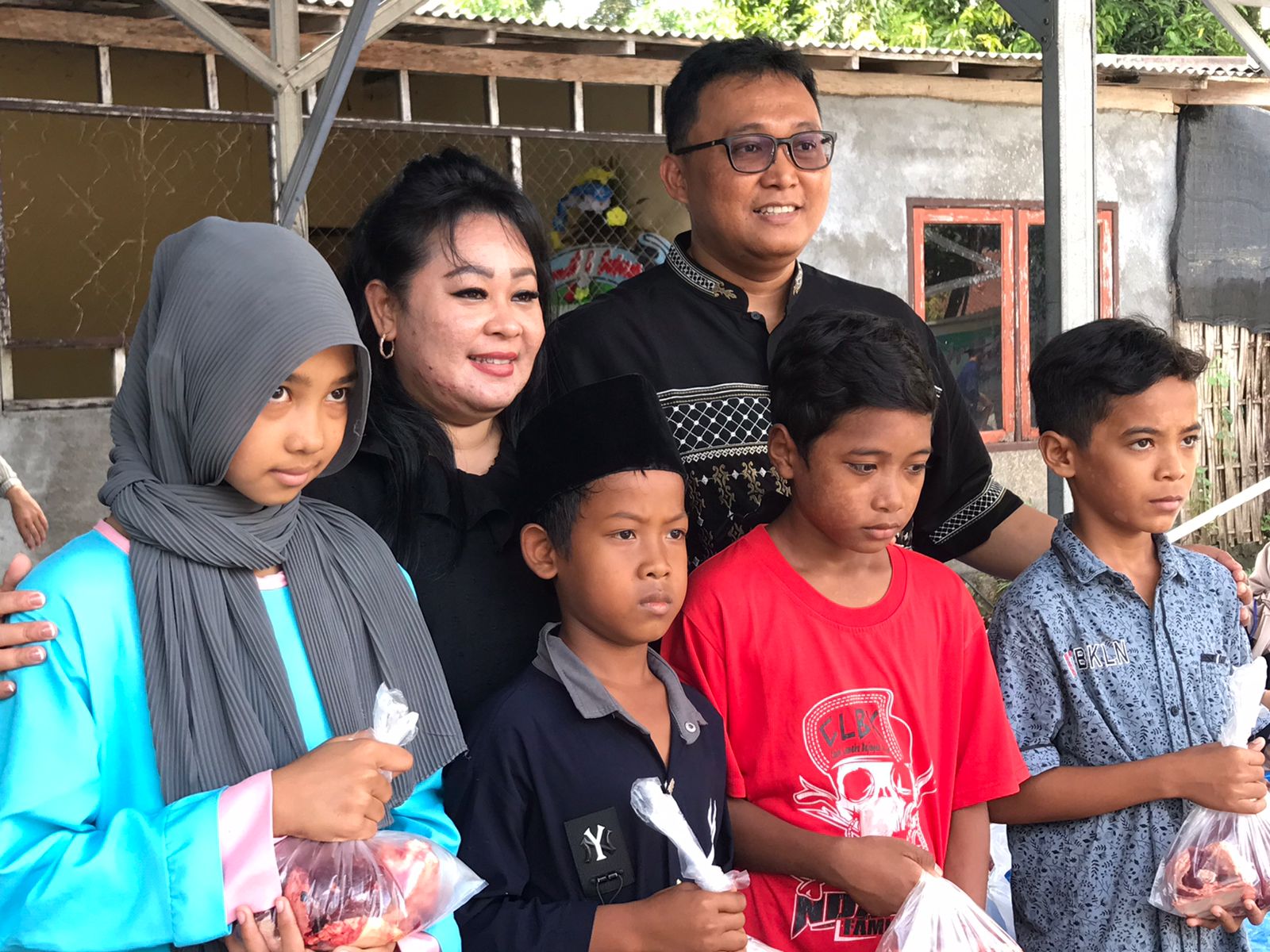 Polres Lombok Barat Bagi-Bagi Daging Kurban Bersama Anak Yatim