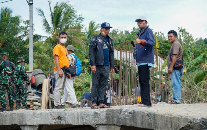 Bupati Pathul Bahri Pimpin ASN Lombok Tengah Gotong Royong Bangun Jambatan Pemoles