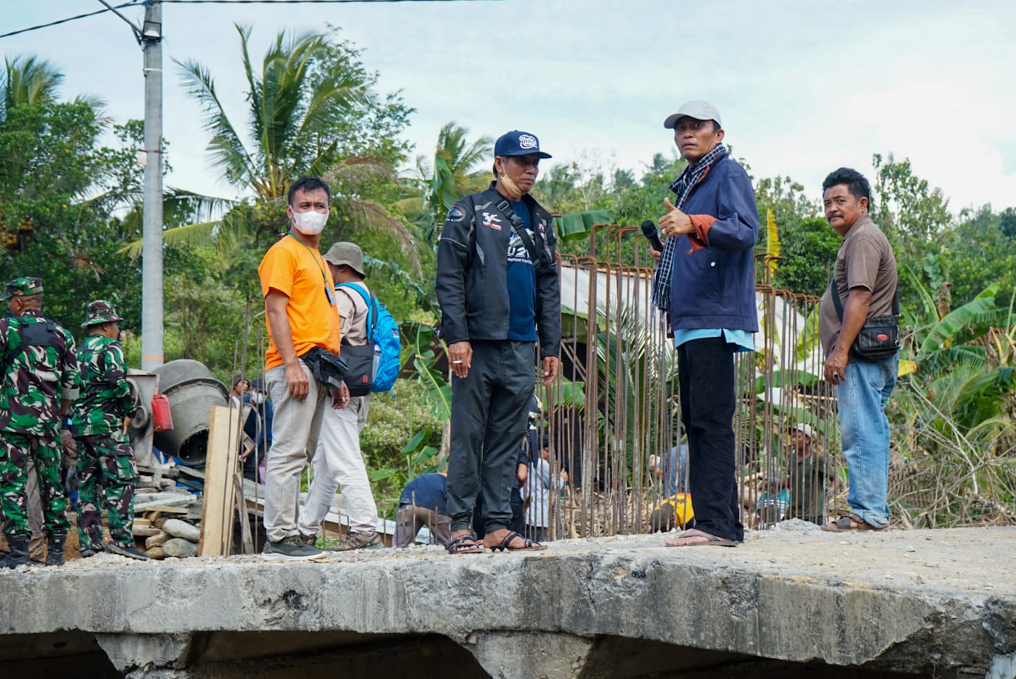 Bupati Pathul Bahri Pimpin ASN Lombok Tengah Gotong Royong Bangun Jambatan Pemoles