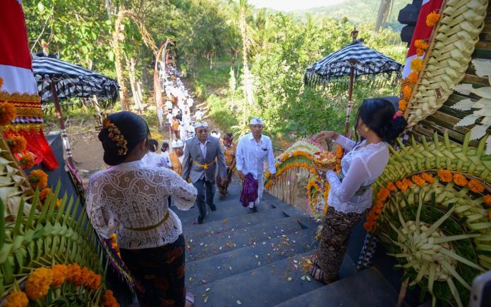 Gubernur NTB Hadiri Upacara Karya Ngenteng Linggih & Pujawali Umat Hindu Sekotong Lombok Barat