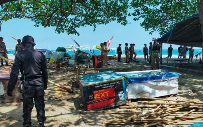 Pemdes Senggigi Kembali Tertibkan Sejumlah Pedagang di Pantai Senggigi