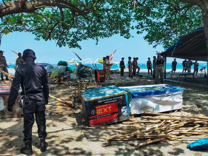 Pemdes Senggigi Kembali Tertibkan Sejumlah Pedagang di Pantai Senggigi