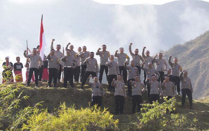 Sambut HUT RI ke-77, Kapolda NTB Pimpin Pengibaran Bendera di Bukit Selong