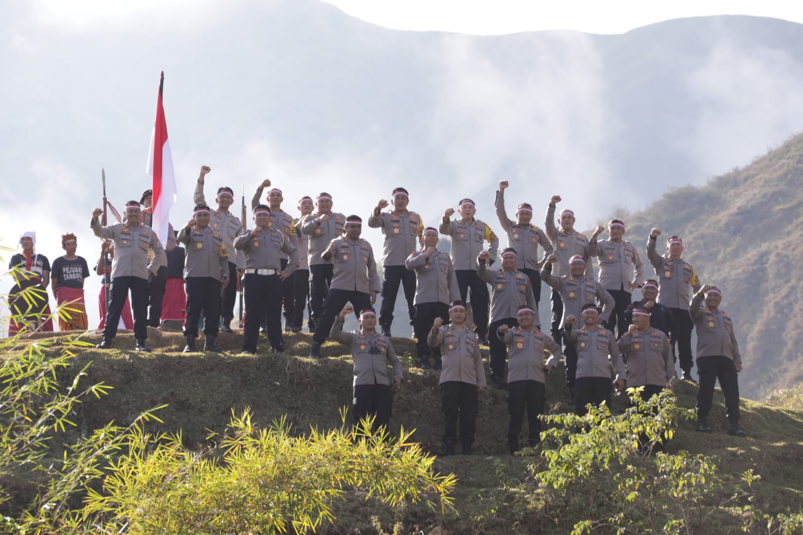 Sambut HUT RI ke-77, Kapolda NTB Pimpin Pengibaran Bendera di Bukit Selong