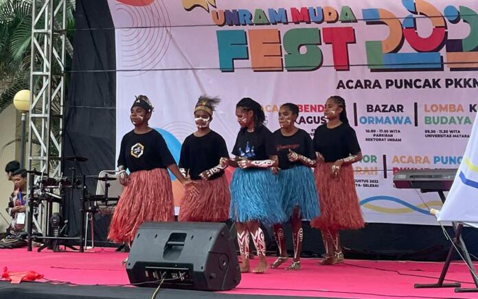 Bentuk Keberagaman, Tarian Papua Tampil di Unram Muda Festival