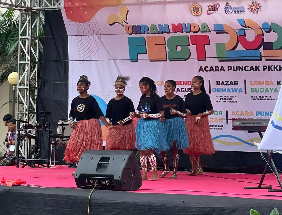 Bentuk Keberagaman, Tarian Papua Tampil di Unram Muda Festival