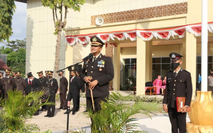 HUT RI Ke-77, Kapolres Lombok Tengah Beri Penghargaan Pada Personel Berprestasi