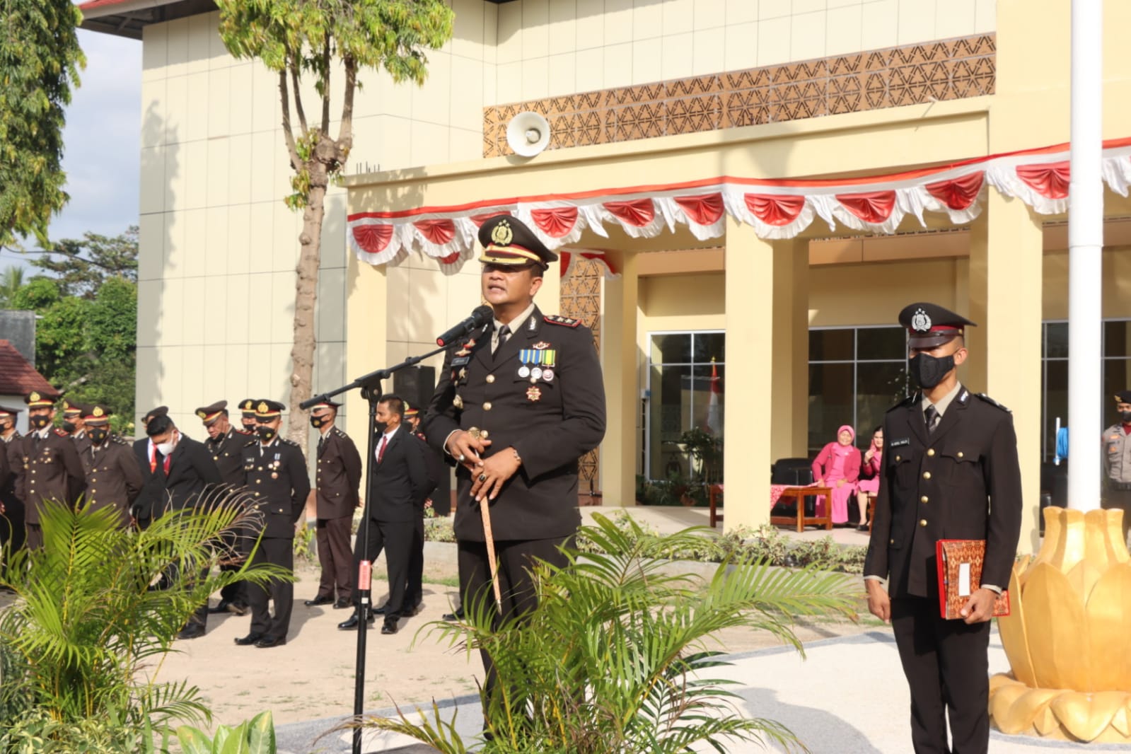 HUT RI Ke-77, Kapolres Lombok Tengah Beri Penghargaan Pada Personel Berprestasi