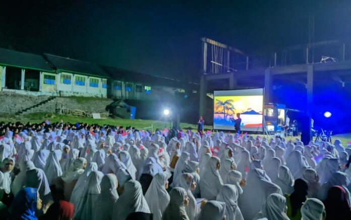 Puncak HUT RI Ke-77, Mahasiswa IAIH NW Lombok Timur Nobar di Lapangan Kampus