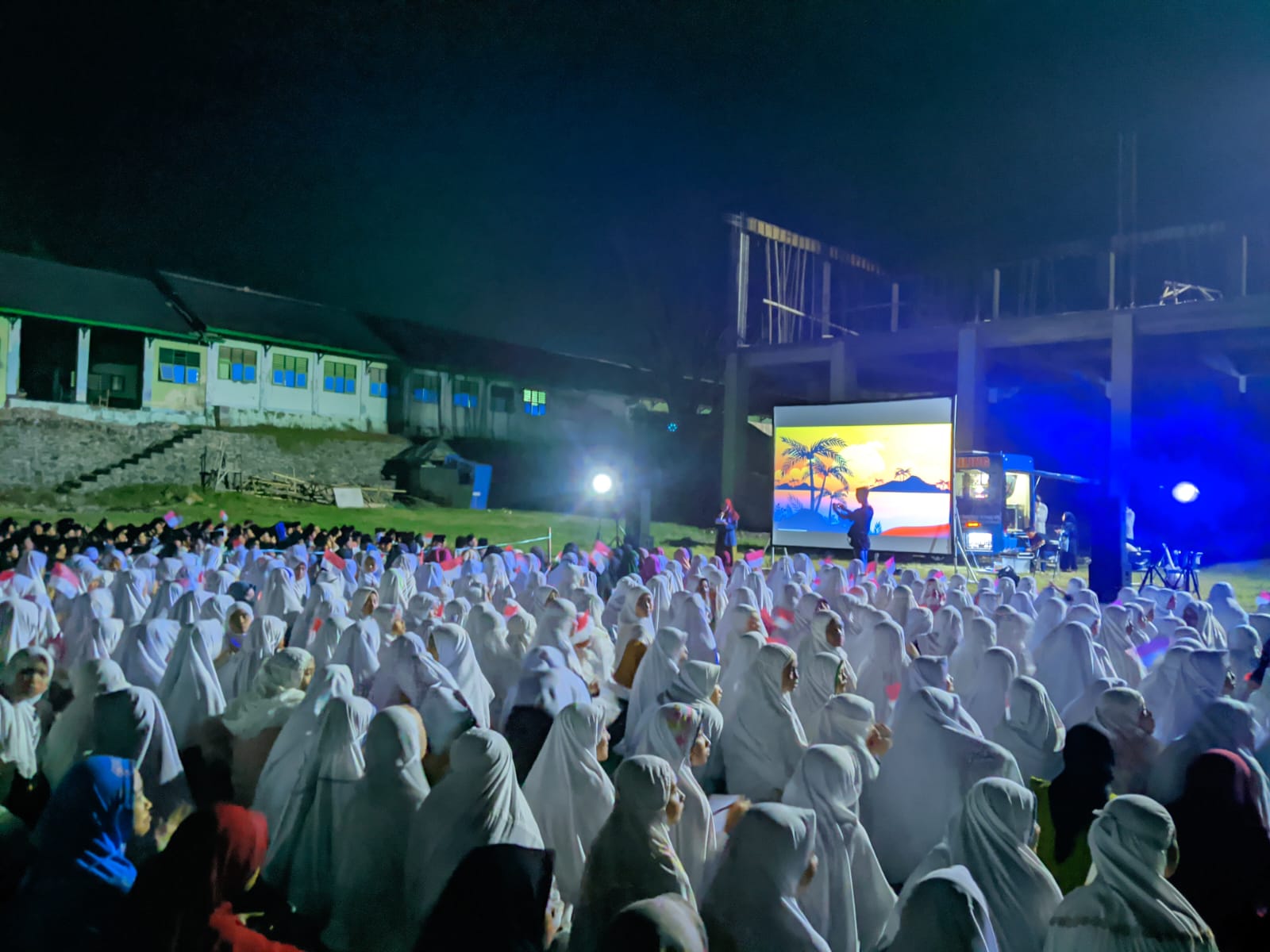 Puncak HUT RI Ke-77, Mahasiswa IAIH NW Lombok Timur Nobar di Lapangan Kampus