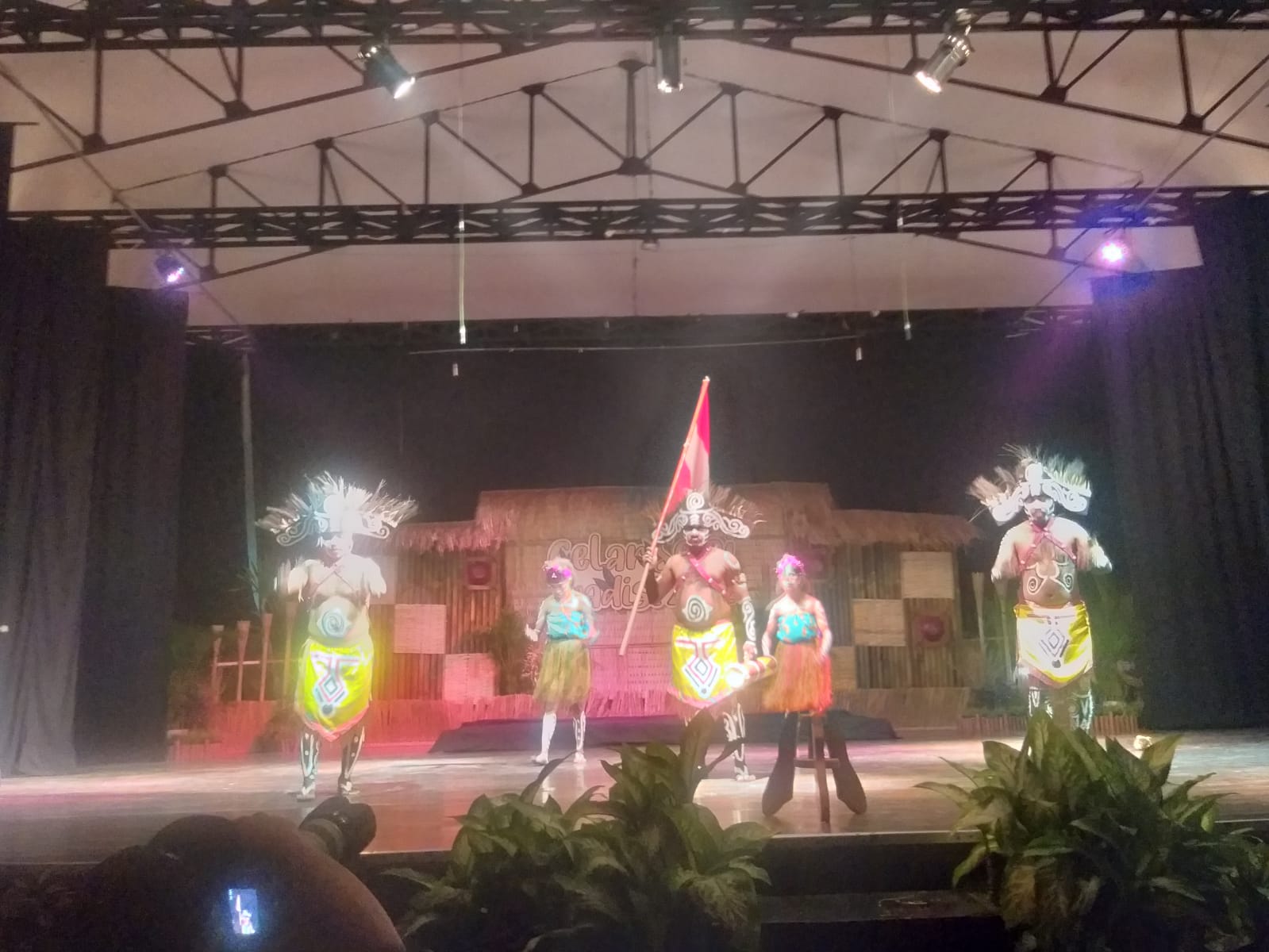 Tarian Mambari Papua Hebohkan Taman Budaya Mataram