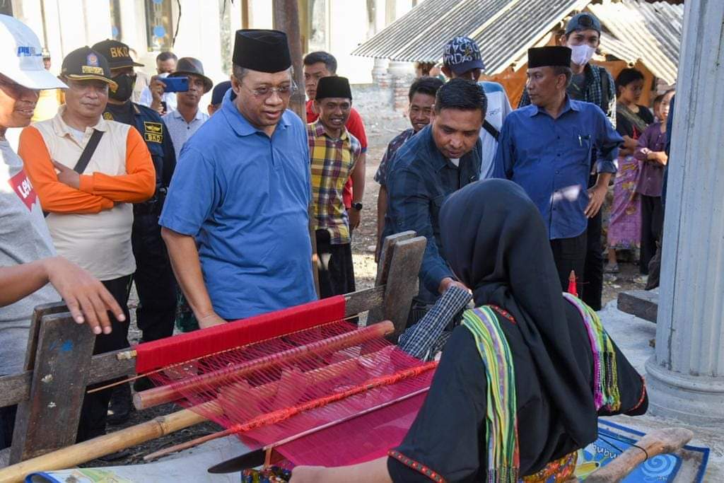 Kunjungi Masyarakat Penenun, Gubernur Zul: Oleh-oleh Tak Terlupakan