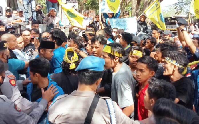 Tolak Kenaikan Harga BBM, Aksi PMII Sumbawa Diwarnai Kericuhan