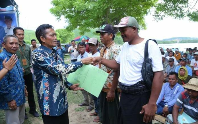 Bupati Pathul Bahri Serahkan Sertifikat Tanah pada Ratusan Nelayan Lombok Tengah