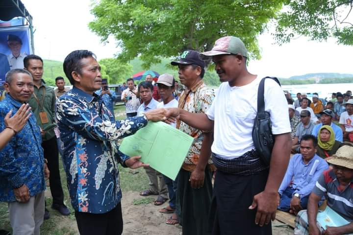 Bupati Pathul Bahri Serahkan Sertifikat Tanah pada Ratusan Nelayan Lombok Tengah