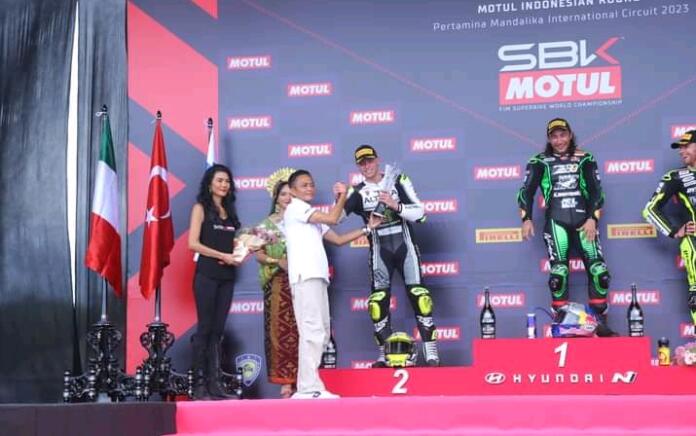 Bupati Lombok Tengah Serahkan Trophy Perdana WSBK Super Sport 600 CC