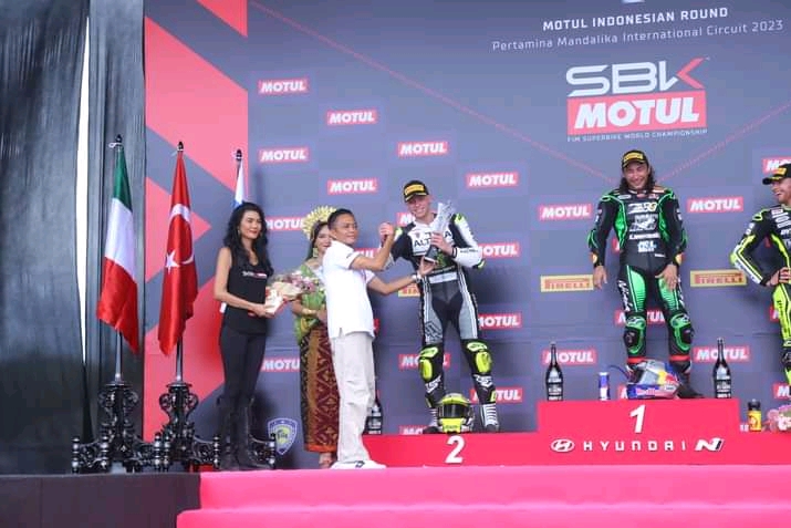 Bupati Lombok Tengah Serahkan Trophy Perdana WSBK Super Sport 600 CC