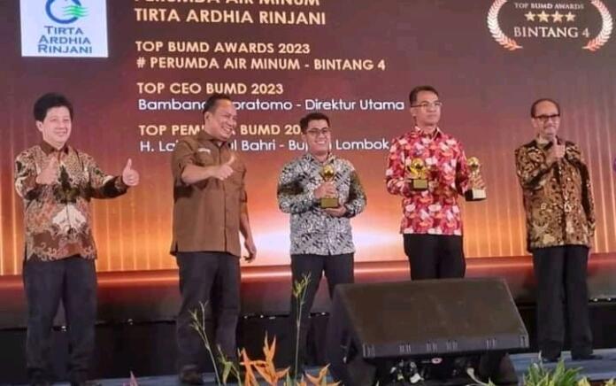 Dirut Perumda Tirta Ardhia Rinjani Terima Penghargaan TOP CEO BUMD 2023