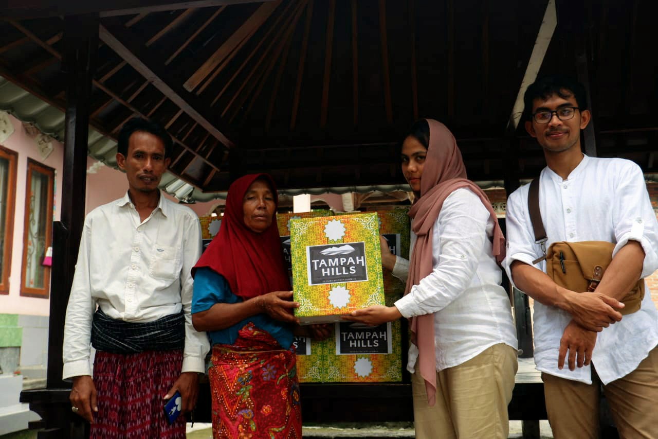 Management Tampah Hills Santuni Ratusan Warga Desa Mekarsari Lombok Tengah