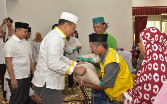 Gubernur Zul Serahkan Bantuan Bagi Petugas Kebersihan se-Kota Mataram