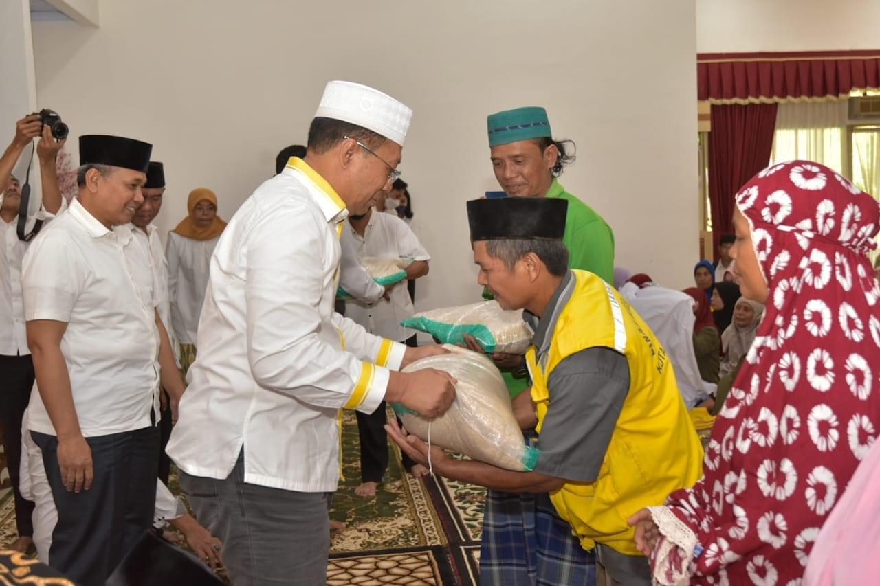 Gubernur Zul Serahkan Bantuan Bagi Petugas Kebersihan se-Kota Mataram