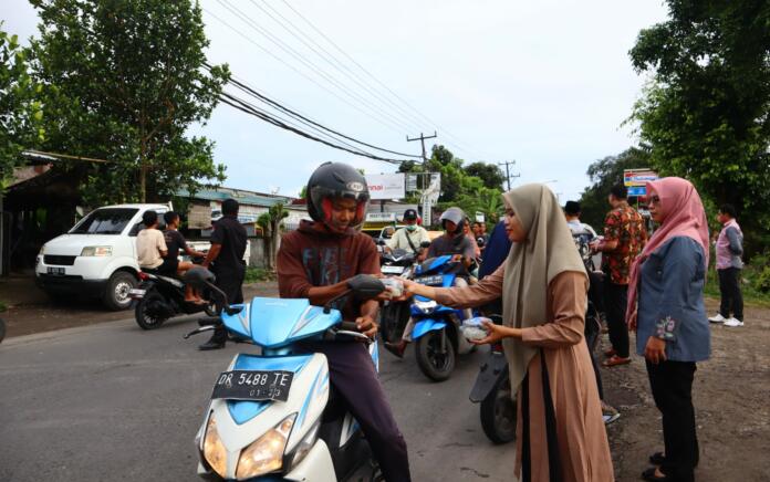 RS Mandalika Provinsi NTB Bagikan Ratusan Takjil Gratis